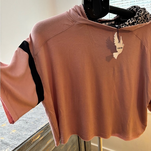 Ink, Love and Peace
Women’s Boxy color block hoodie with removable hood - Picture 4 of 5